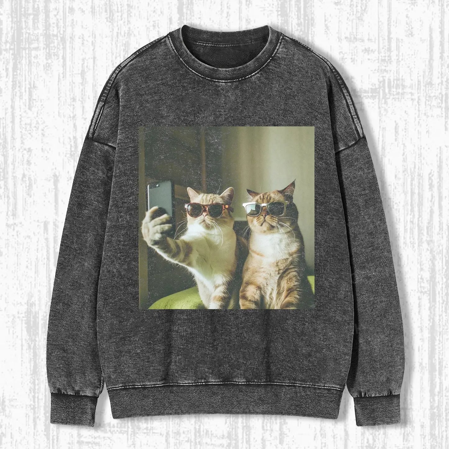 CAT TAKING A SELFIE T-SHIRT